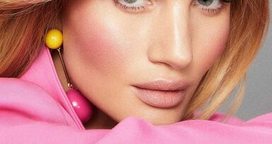 A modelo Rosie Huntington-Whiteley vai lançar uma marca de beleza