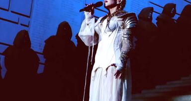 Assista ao show-surpresa de Madonna no Met Gala