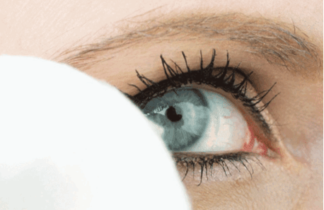 Provavelmente, está a retirar a maquilhagem dos olhos da maneira errada
