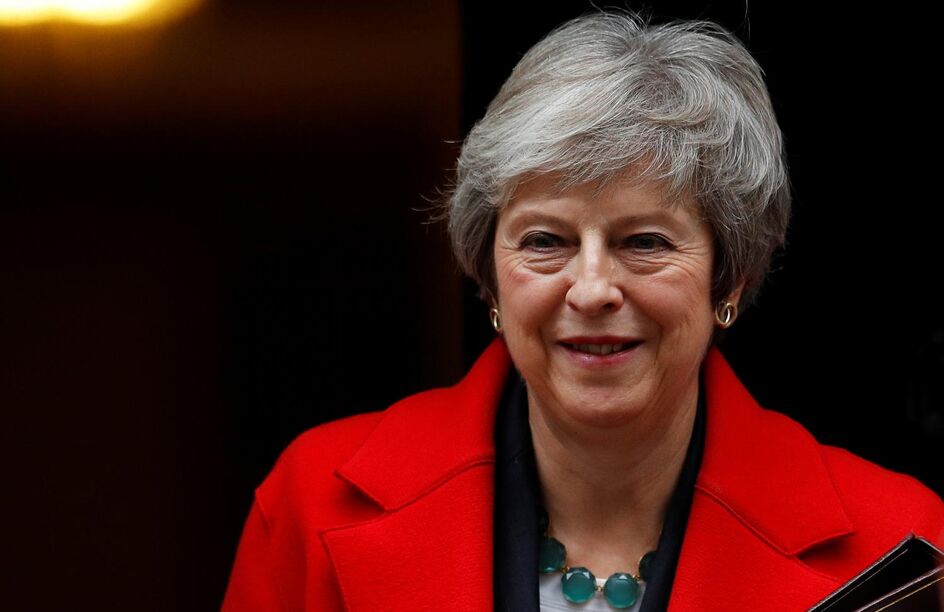 May rejeita demitir-se e promete levar Brexit até ao fim