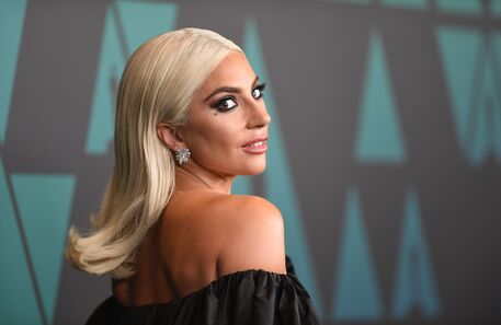 Lady Gaga lamenta ter trabalhado com R Kelly e promete não voltar a fazê-lo