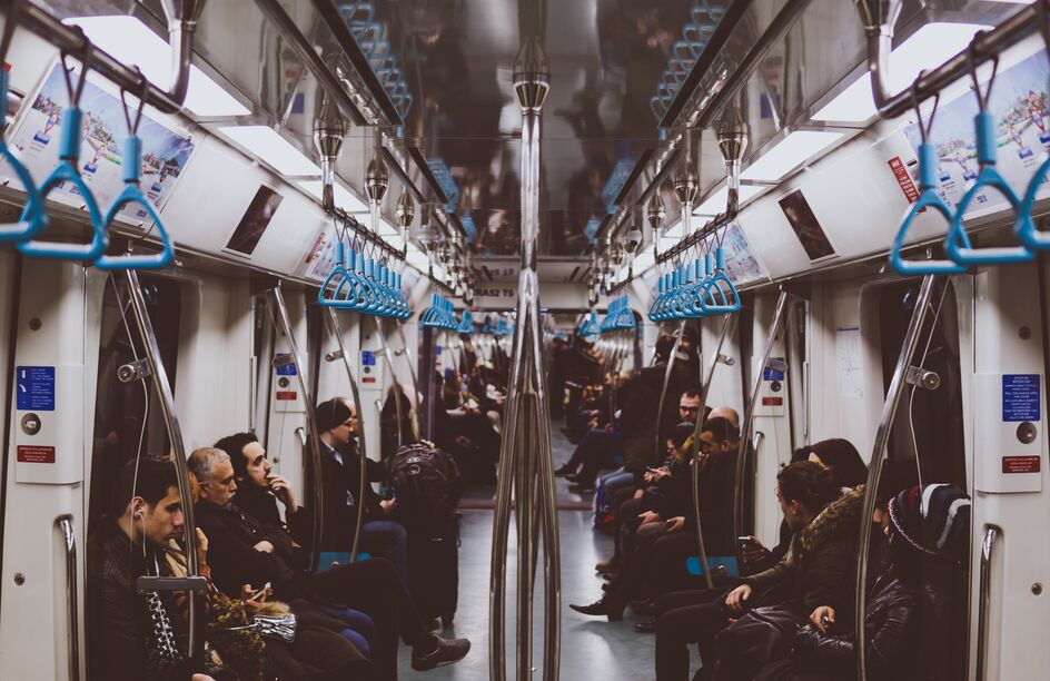 Assédio sexual no metro de Paris captado em vídeo