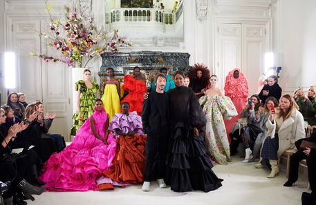 Harmonias de cor e volumes na passerelle da Valentino