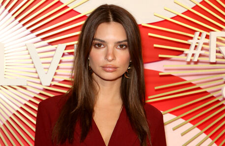 Emily Ratajkowski partilha a sua luxuosa rotina de pele