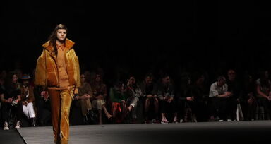 A pintura invade a passarelle de Carlos Gil