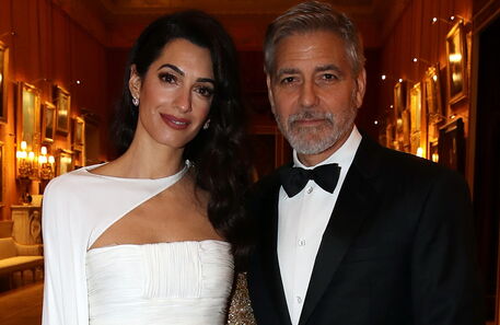 Amal Clooney é a estrela do jantar de solidariedade organizado pelo príncipe Carlos