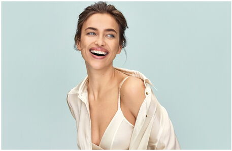 Irina Shayk é o rosto da nova coleção em seda da Intimissimi
