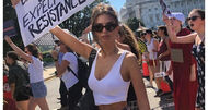 Emily Ratajkowski despe-se em protesto contra a lei que proíbe o aborto no Alabama
