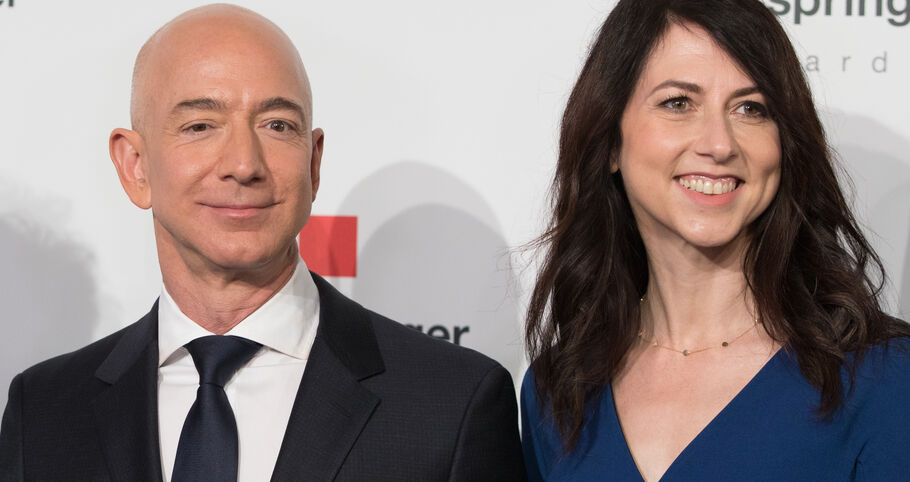 MacKenzie Bezos, ex-mulher do dono da Amazon, vai doar metade de sua fortuna