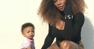 Serena Williams entrança cabelo da filha e explica tradição africana