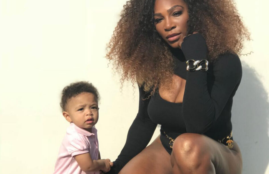 Serena Williams entrança cabelo da filha e explica tradição africana