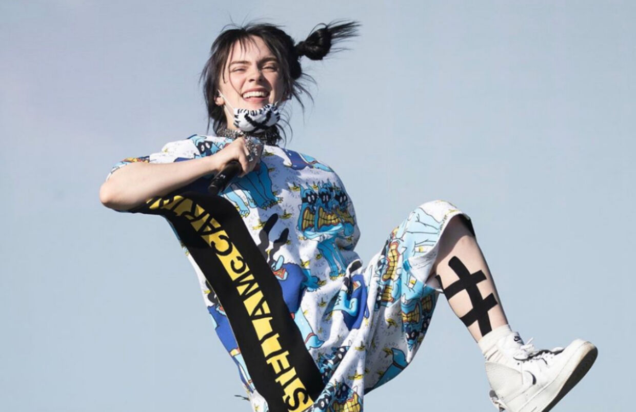 Billie Eilish no festival de música Glastonbury a usar peças da coleção "All Together Now" de Stella McCartney