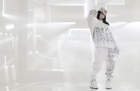 Billie Eilish alia-se à Bershka para desenhar uma coleção vibrante e explosiva