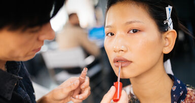 A beleza descomplicada da Armani passo a passo