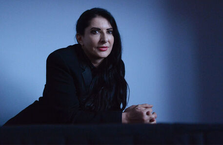 Marina Abramović vai recriar a sua icónica “porta da nudez”