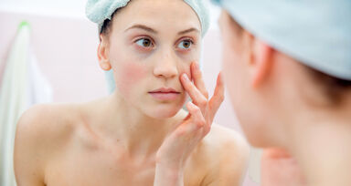 O que dizem as manchas escuras abaixo das pálpebras inferiores?