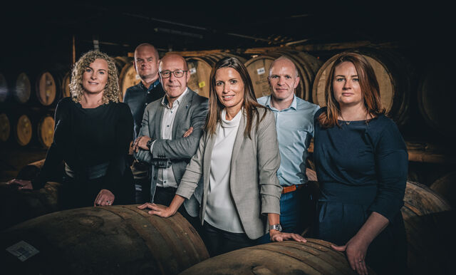 Sarah Burgess, Lead Whisky Maker; Russell Greig, Sample Room Assistant; Stuart MacPherson, Master of Wood; Kirsteen Campbell, Master Whisky Maker; Steven Bremner, Whisky Maker e Polly Logan, Whisky Maker