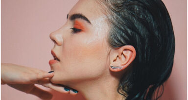 Sair de casa com o cabelo molhado causa constipações?