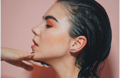 Sair de casa com o cabelo molhado causa constipações?