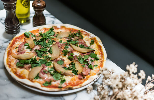 Sazonalidade e bom senso (ou como juntar scarmoza, pancetta, agrião e marmelo numa pizza)