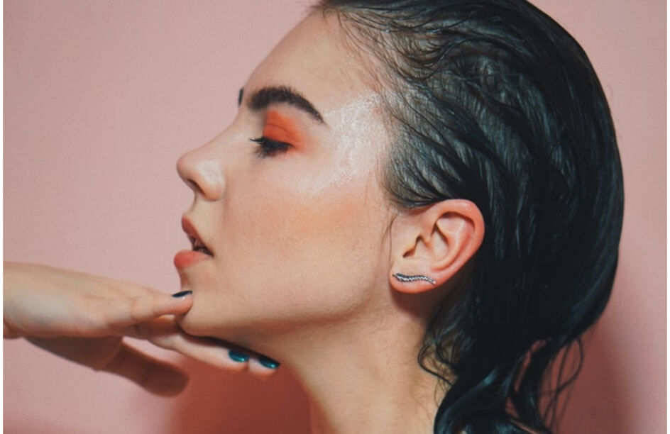 Sair de casa com o cabelo molhado causa constipações?