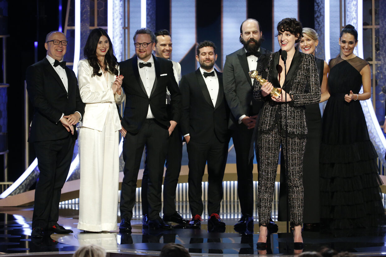 Phoebe Waller-Bridge aceita o prémio de Melhor Série de Comédia com o elenco de 'Fleabag'
