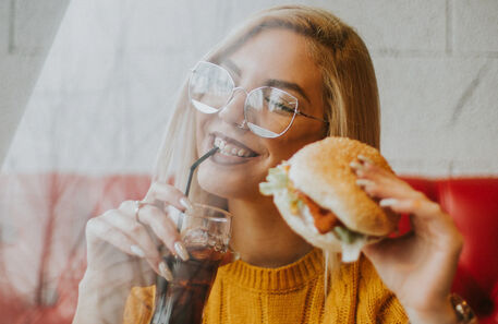 O que acontece ao seu corpo quando come rápido demais