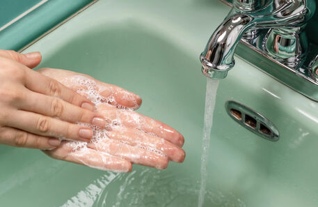 Lavar as mãos com água e sabão evita contágios?