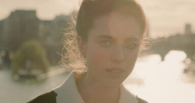 Margaret Qualley para a Chanel