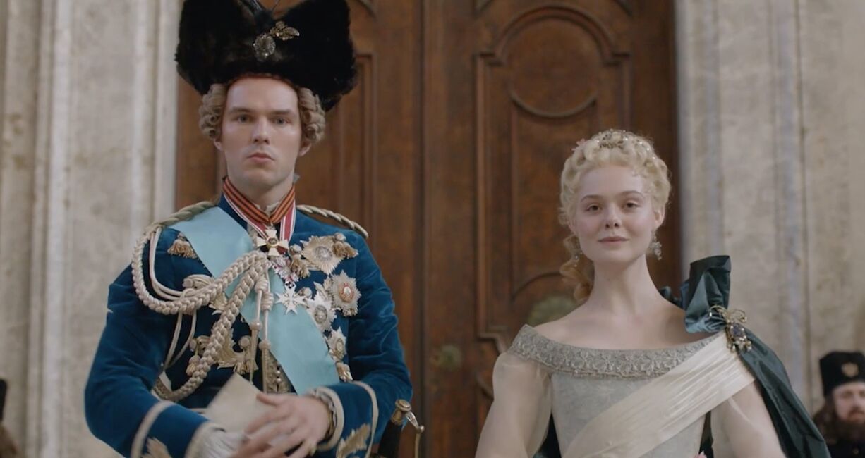 Nicholas Hoult e Elle Fanning em 'The Great', o drama com toques de sátira sobre a ascensão de Catarina, a Grande