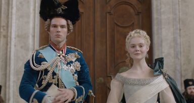 Nicholas Hoult e Elle Fanning em 'The Great', o drama com toques de sátira sobre a ascensão de Catarina, a Grande