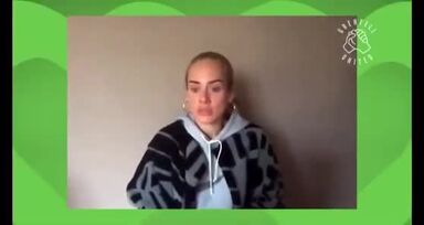 Adele surge irreconhecível em vídeo emotivo