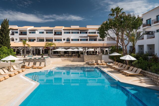 Uma das oito piscinas que o Pine Cliffs tem espalhadas pelo resort.