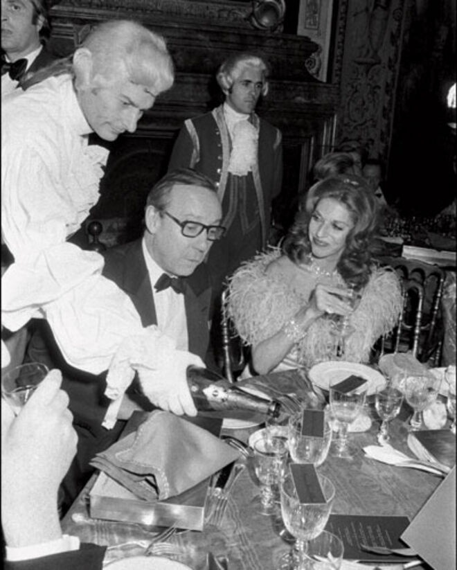 A baronesa Hélène de Rothschild, na imagem com Michel Delore, e o marido deram jantares e as festas temáticas mais fabulosas.