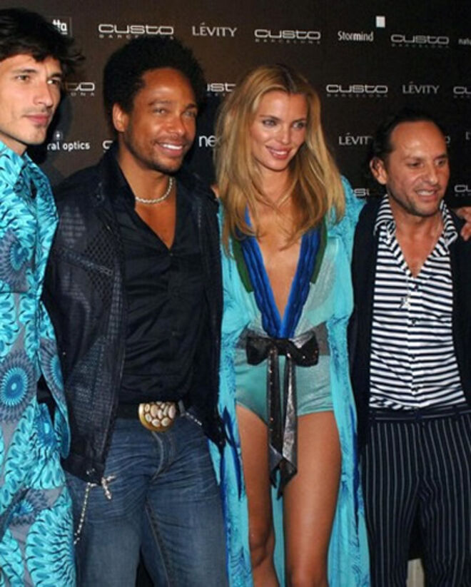 Andres Velencoso, Gary Dourdan, Esther Cañadas, e Custo Dalmau, num desfile de Custo Barcelona.