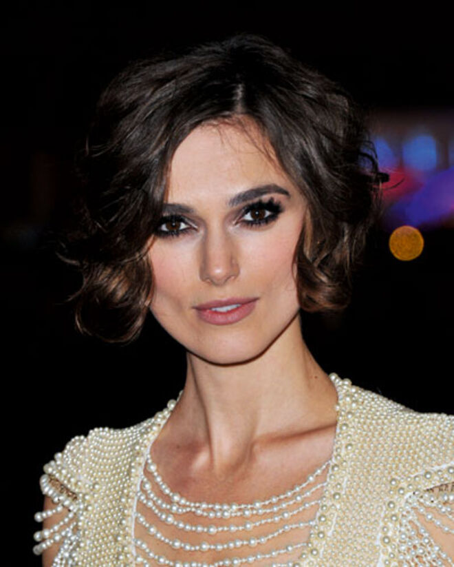 Keira Knightley usou perucas durante cinco anos depois de perder parte do cabelo, fruto de vários anos a pintá-lo para representar as suas personagens.