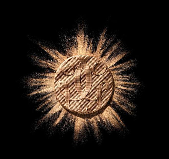 Um p? dourado para sublimar o rosto bronzeado