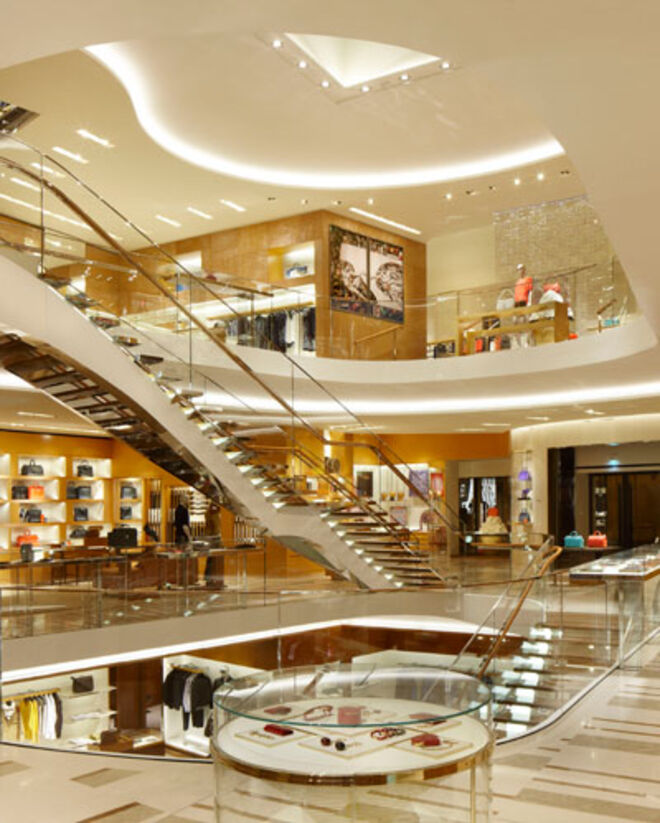 Escada em forma de cálice, no coração da Maison, criada por Peter Marino