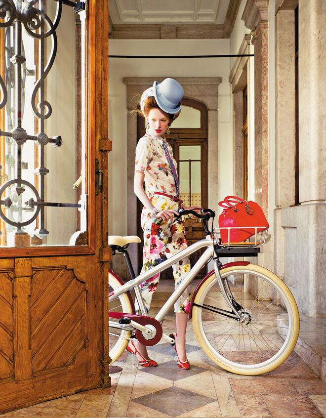 Camisa em popelina de algod?o, Ricardo Preto (pre?o sob consulta). Gravata em algod?o, ?59, Gant. Cinto em pele envernizada com la?o, ?295, Gucci, na Stivali. Brincos com pedraria, Prada (pre?o sob consulta). Len?o em algod?o estampado, ?57, Lacoste. Pulseira com pedraria e p?rolas, ?320, Miu Miu, na Fashion Clinic. Sapatos em pele envernizada, Prada (pre?o sob consulta). Chap?u em feltro, ?55, Chapelaria Azevedo Rua. Carteira em pele, ?2199, Dior, na Loja das Meias.