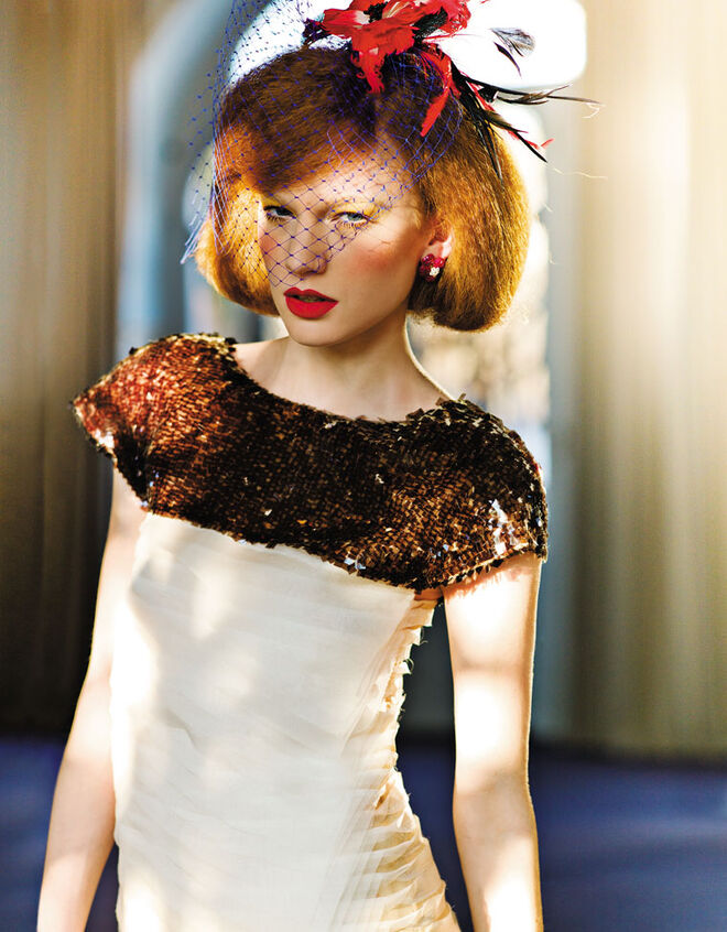 Acess?rio de cabelo com flor e plumas, ?73, Chapelaria Azevedo Rua. Brincos em, rubis e diamantes, David Rosas (pre?o sob consulta). Rede da produ??o.