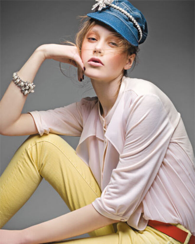 Cinto em couro, ?81, Coccinelle. Cal?as em ganga, ?100, Diesel. Pulseira em metal, strass e p?rolas, ?320, tudo Miu Miu, na Fashion Clinic