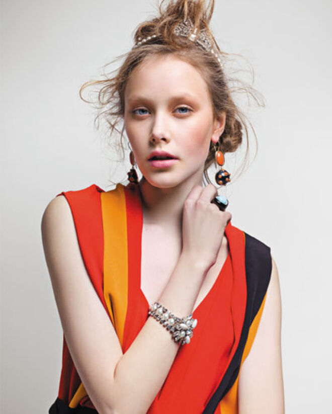 Brincos em ouro, ?nix e coral, Isabel Lopes da Silva (pre?o sob consulta). Anel em ouro, ?nix e turquesa, ?2875, Machado Joalheiro. Pulseira em metal, strass e p?rolas, ?320, e bandolete em metal, strass e p?rolas, ?320, tudo Miu Miu, na Fashion Clinic.