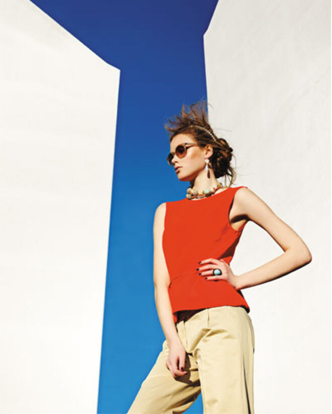 Cal?as em sarja de algod?o, ?150, Lacoste. Colar em massa, ?25,95, Mango. Brincos Shan em ouro, ?2750, Mimi. Anel em ?nix, turquesa e ouro, ?2875, Machado Joalheiro. ?culos com arma??o em acetato, ?155, MaxMara. Bandolete em metal, strass e p?rolas, ?320, Miu Miu, na Fashion Clinic.