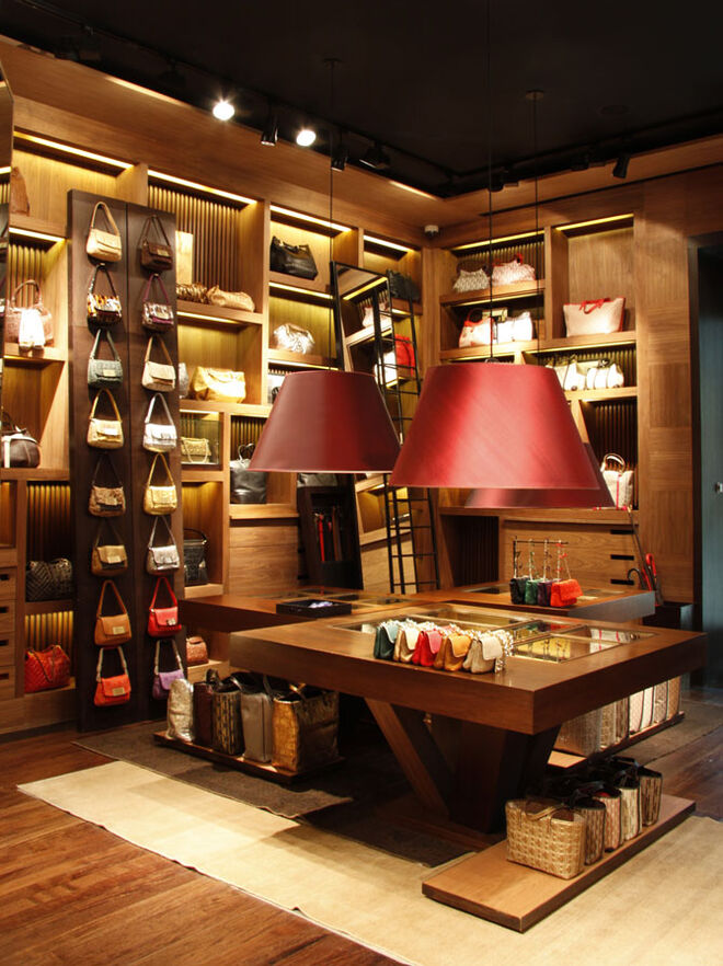 A diva venezuelana que apresenta as suas cole??es em Nova Iorque tamb?m marca aqui presen?a com roupa, acess?rios e, claro, as carteiras em pele gravada com as iniciais CH que s?o um sucesso.