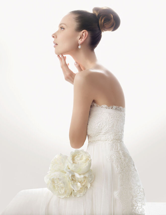 Esta prestigiada marca de vestidos de noiva e cerim?nia conta ainda com a participa??o de criadores de renome como Jes?s del Pozo e Christian Lacroix