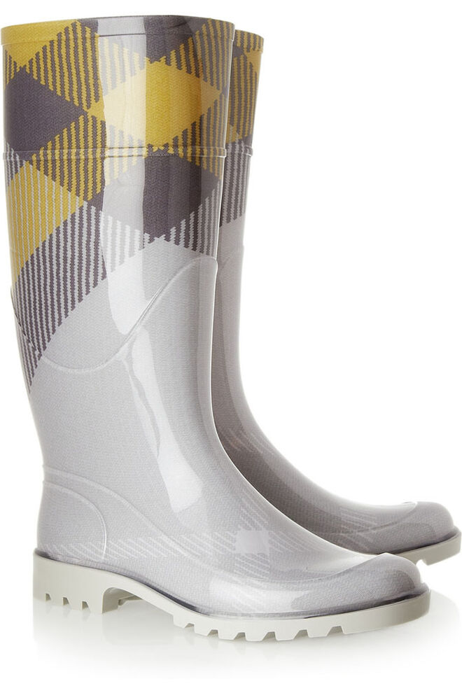 Alguns dos cl?ssicos da marca inglesa encontram-se aqui e, claro, n?o podia faltar o trench-coat com o forro no reconhecido padr?o axadrezado, com carteiras a condizer.