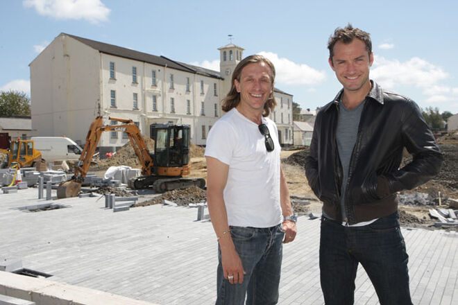 Concerto de abertura, na Irlanda do Norte. Jeremy Gilley ? o produtor e Jude Law o embaixador.