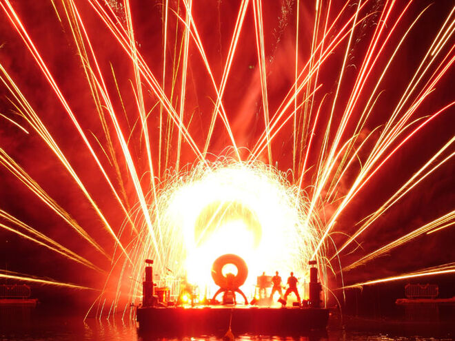 Espet?culo de percuss?o e pirotecnia levado a cabo pelos Les Commandos Percu  .