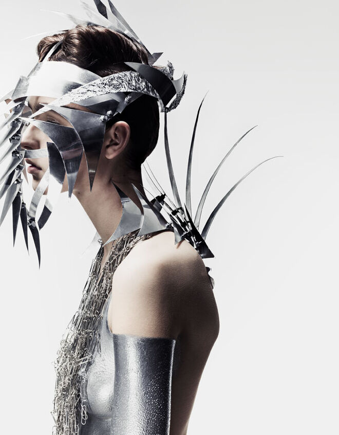 Capacete e colar em metal