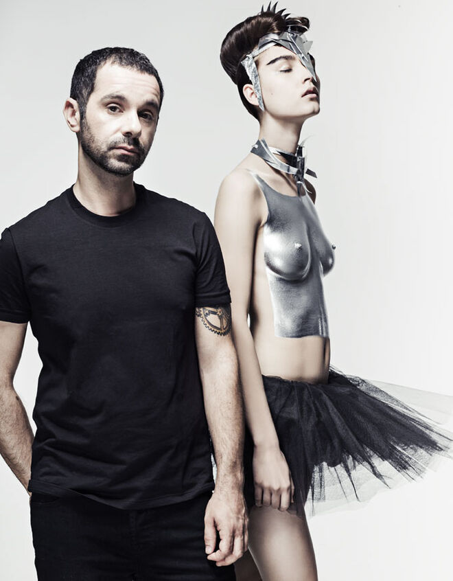 Valentim Quaresma usa T-shirt em algod?o e jeans Dolce&amp;Gabbana, na Fashion Clinic. Kinga usa diadema e gargantilha em metal e tutu em tule da Reppeto